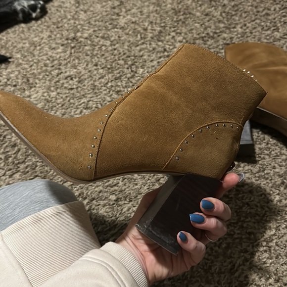 Women’s camel colored, healed boot - Picture 4 of 4